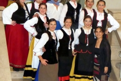 Directora-del-cuerpo-de-baile-Ana-Claudia-Alvarez-junto-a-sus-bailarinas-el-Profesor-Ezequiel-de-Rosa-Presidenta-del-Centro-Ana-Belen-Ramos-y-Delegada-de-Jovenes-Julia-Acosta.
