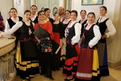 Directora-del-cuerpo-de-baile-Ana-Claudia-Alvarez-junto-al-cuerpo-de-baile-estable-del-Centro-Castilla-y-Leon-de-Rosario